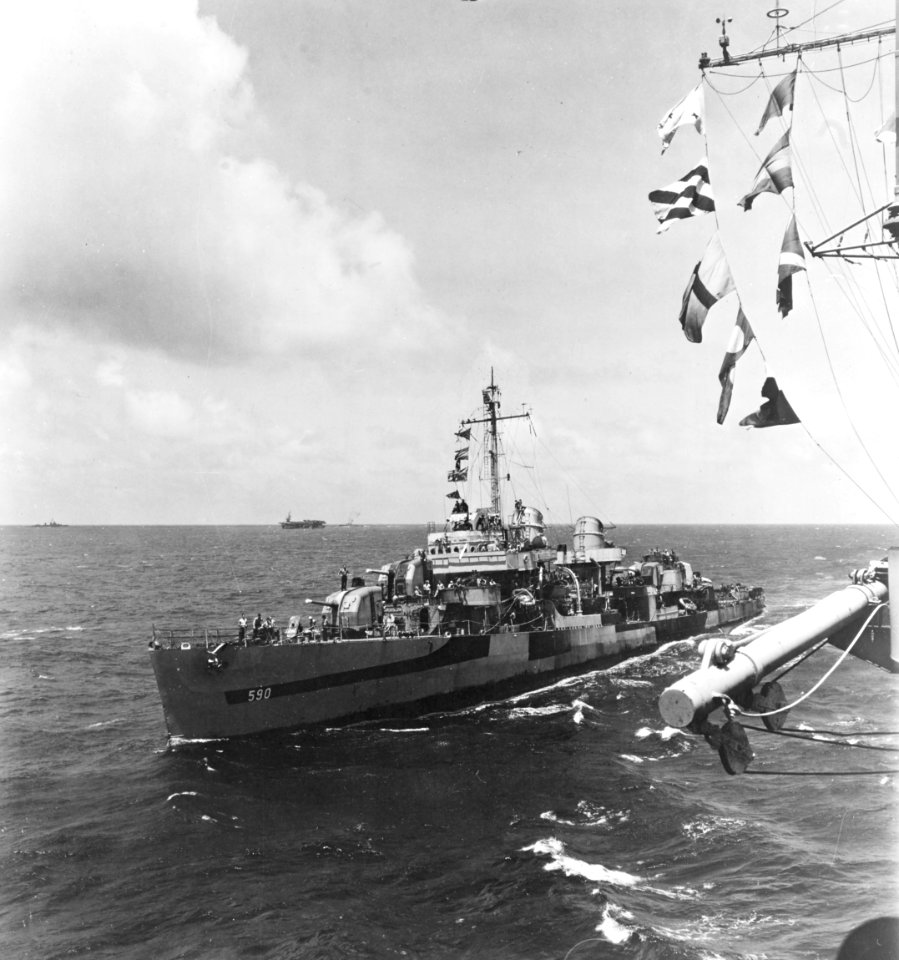 USS Paul Hamilton (DD-590) comes alongside USS Makin Island (CVE-93) on 11 March 1945 (NH 42812)