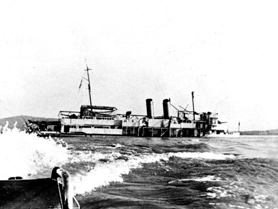 USS Panay (PR-5) sinking in the Yangtze River, 12 December 1937 (NH 50802)