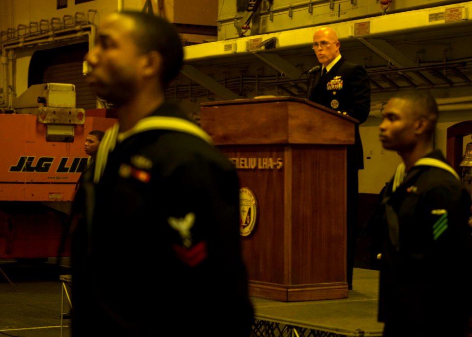 USS Peleliu conducts a Dec. 7 remembrance ceremony 141207-N-SU278-012