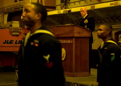 USS Peleliu conducts a Dec. 7 remembrance ceremony 141207-N-SU278-012