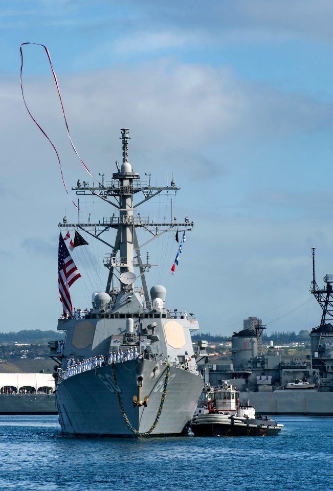 USS Paul Hamilton homecoming 130624-N-WF272-043