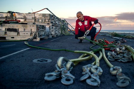 USS Peleliu conducts final vertrep 141219-N-EH218-052