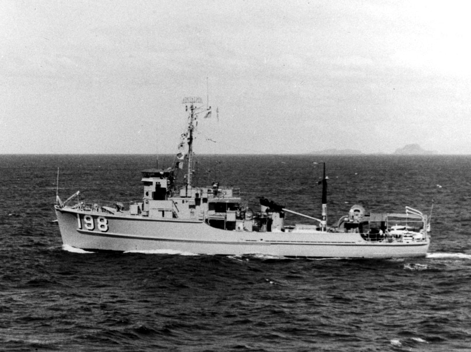 USS Peacock (MSC-198) underway, circa in 1969 (NH 84419)