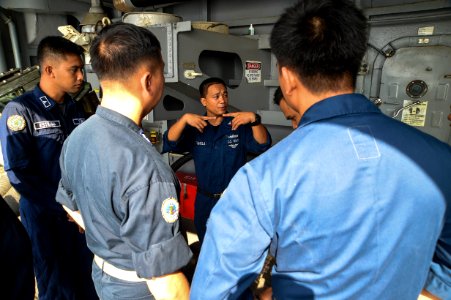 USS Peleliu conducts tour for Philippine navy officers 141003-N-NZ935-013