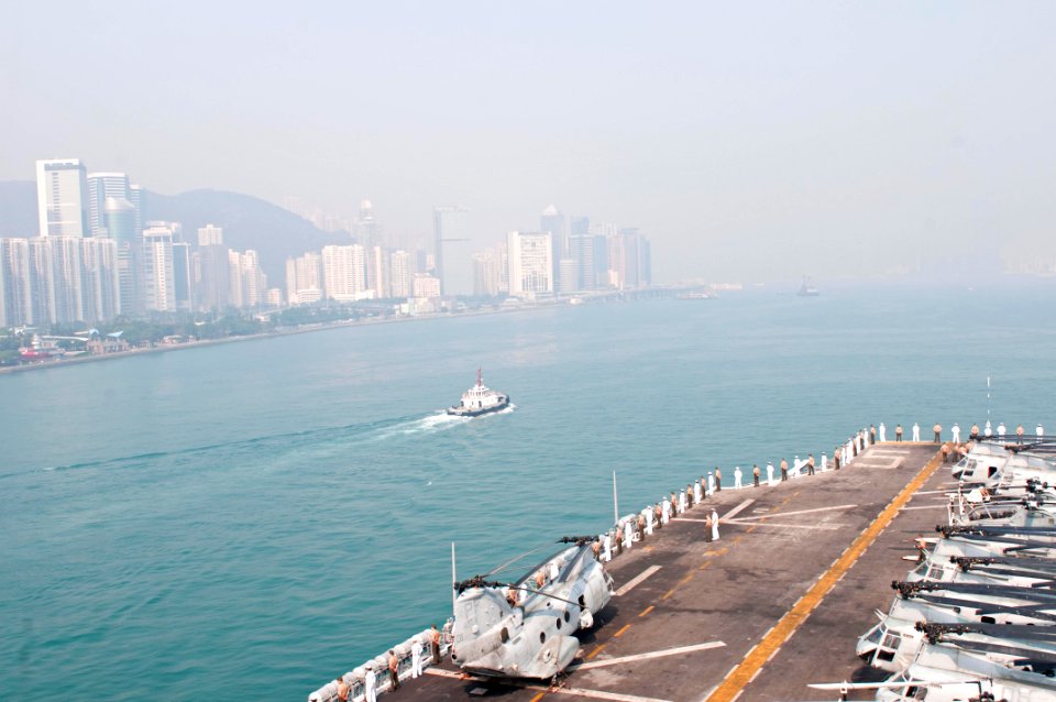USS Peleliu arrives in Hong Kong. (8661308550)