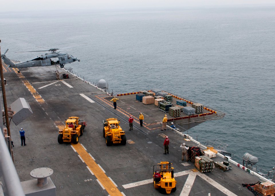 USS Peleliu operates in Pacific Ocean 120806-N-SH505-017