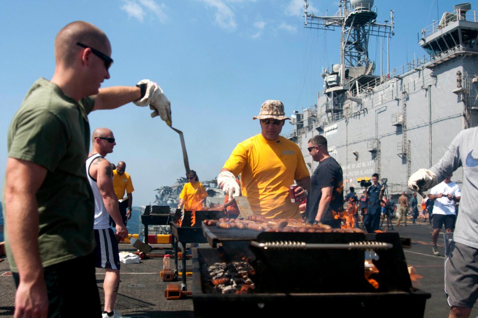 USS Peleliu holds New Year's picnic 130101-N-LQ926-059