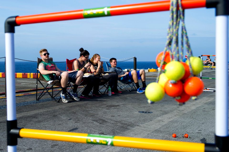 USS Peleliu holds steel beach picnic 141121-N-EH218-056