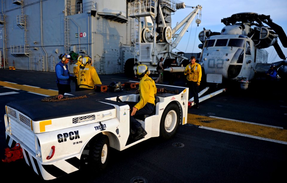 USS Peleliu conducts LCAC operations 140722-N-AQ172-058