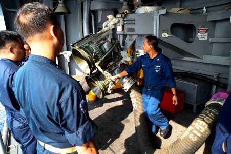USS Peleliu conducts tour for Philippine navy officers 141003-N-NZ935-012