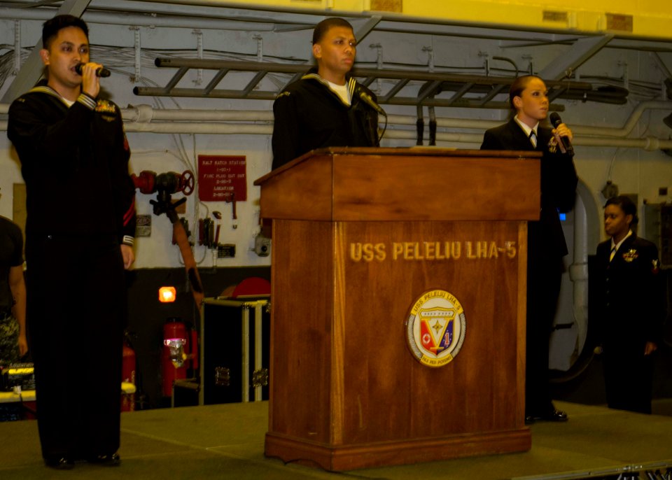 USS Peleliu conducts a Dec. 7 remembrance ceremony 141207-N-SU278-007