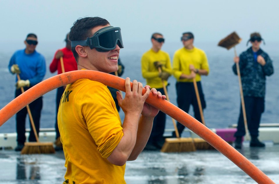 USS Peleliu conducts flight deck wash down 141213-N-EH218-232