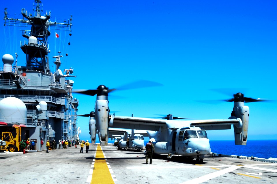 USS Peleliu flight operations 140926-N-NZ935-091
