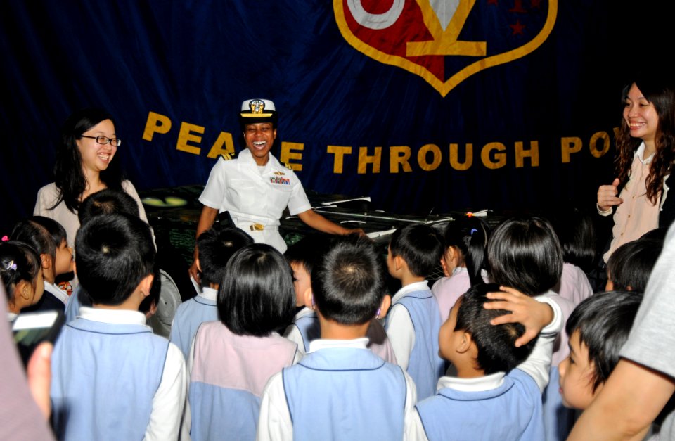 USS Peleliu tour 130417-N-AQ172-028