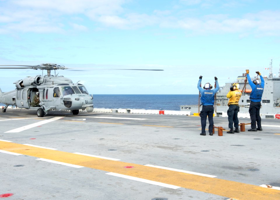 USS Peleliu vertical replenishment 141219-N-SU278-295