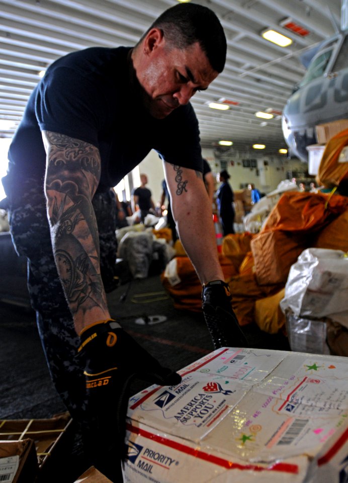 USS Peleliu conducts replenishment 121026-N-AQ172-097
