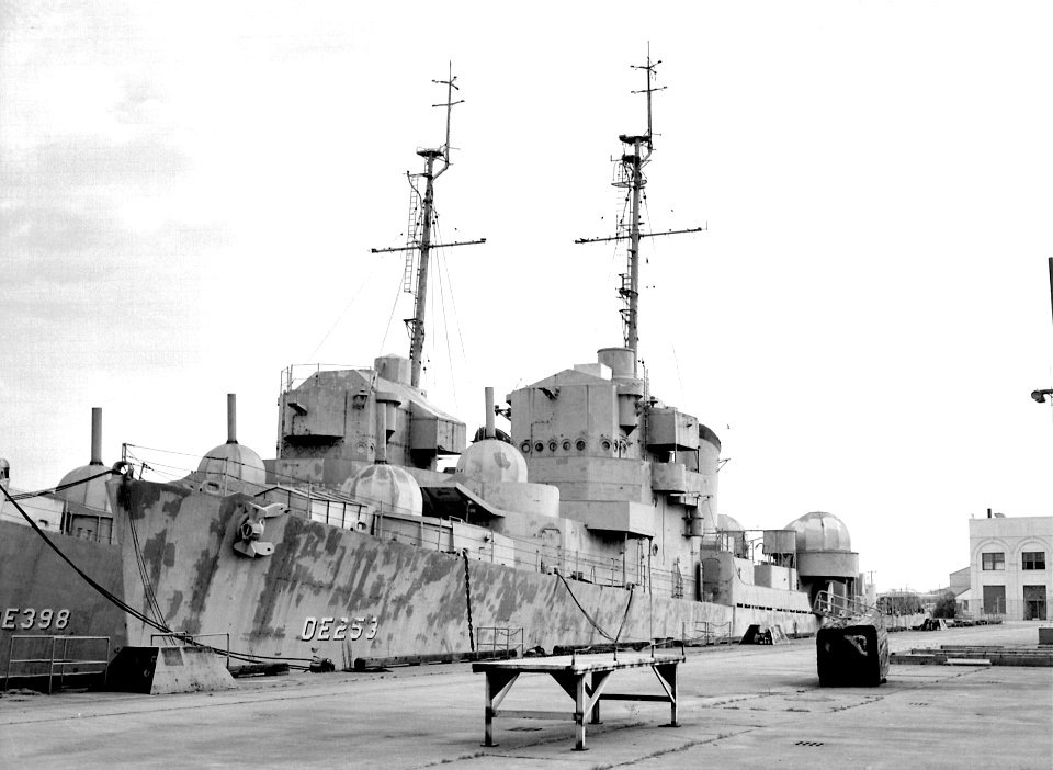 USS Pettit (DE-253) and USS Cockrill (DE-398) and laid up in the Inactive Ship Facility of the Norfolk Naval Shipyard, Virginia (USA), awaiting disposal, circa in the early 1970s