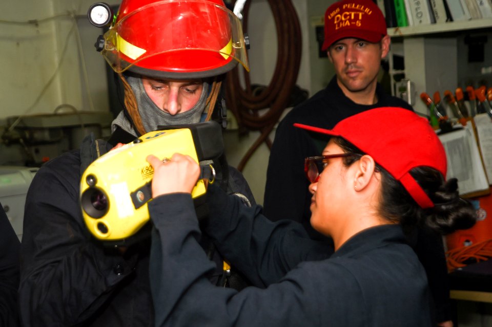 USS Peleliu operations 141101-N-NZ935-168