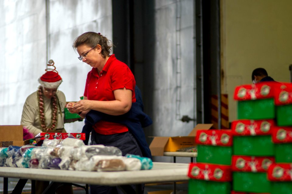 USS Peleliu participates in Operation Christmas Child 141130-N-EH218-006