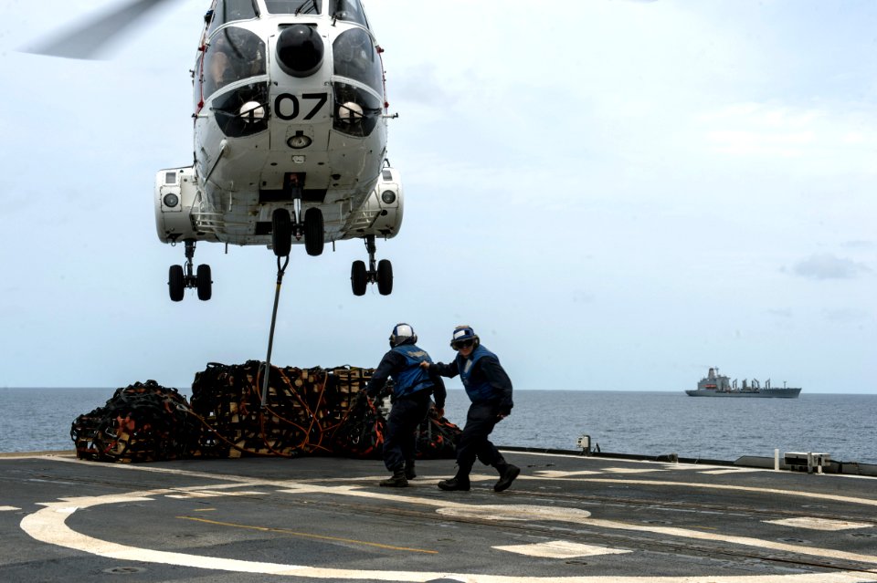 USS Philippine Sea (CG 58) 140327-N-PJ969-359 (13463600465)