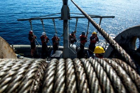 USS PHILIPPINE SEA (CG 58) 140329-N-PJ969-010 (13531049294)