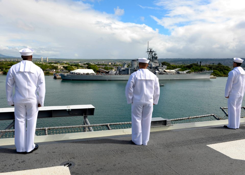USS Peleliu pulls into Pearl Harbor 140627-N-ZF681-137