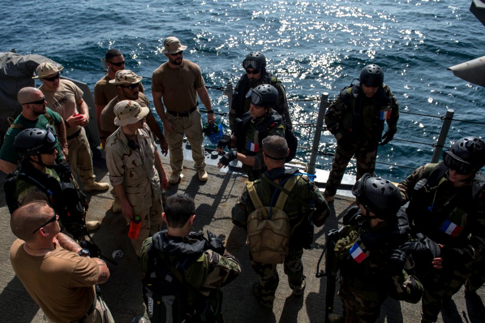 USS PHILIPPINE SEA (CG 58) 140415-N-PJ969-614 (14022672416)