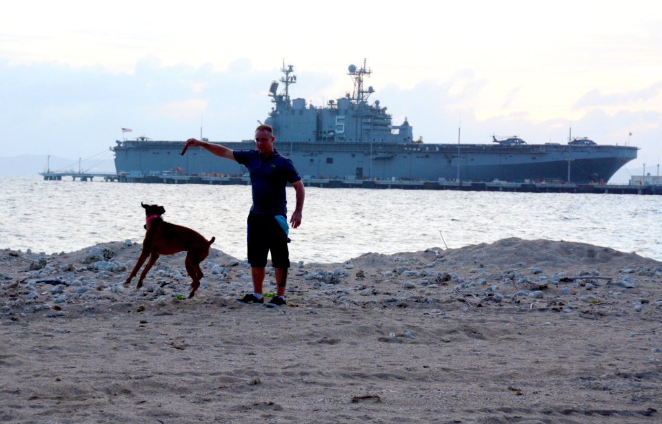 USS Peleliu White Beach port visit 140921-N-HU377-060
