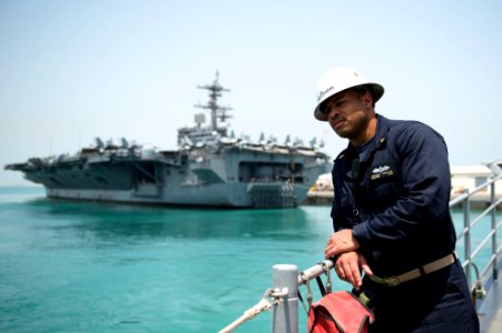 USS Philippine Sea (CG 58) 140427-N-PJ969-021 (13980206128)