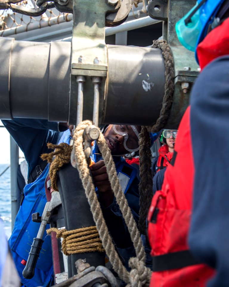 USS PHILIPPINE SEA (CG 58) 140507-N-PJ969-117 (14134031332)