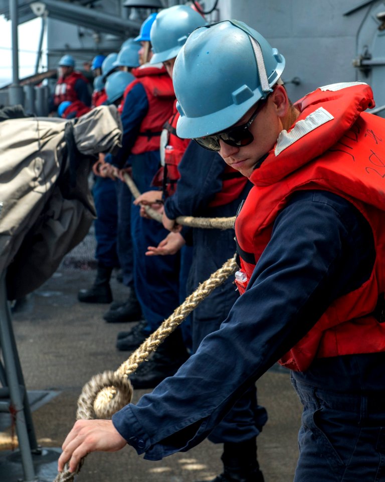 USS Philippine Sea (CG 58) 140514-N-PJ969-087 (14197860146)