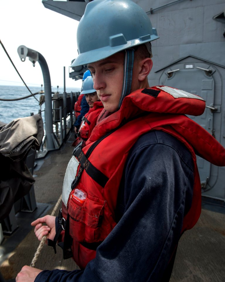 USS Philippine Sea (CG 58) 140514-N-PJ969-111 (14221020115)