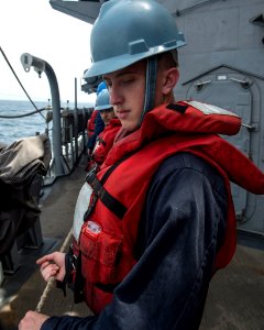 USS Philippine Sea (CG 58) 140514-N-PJ969-111 (14221020115)