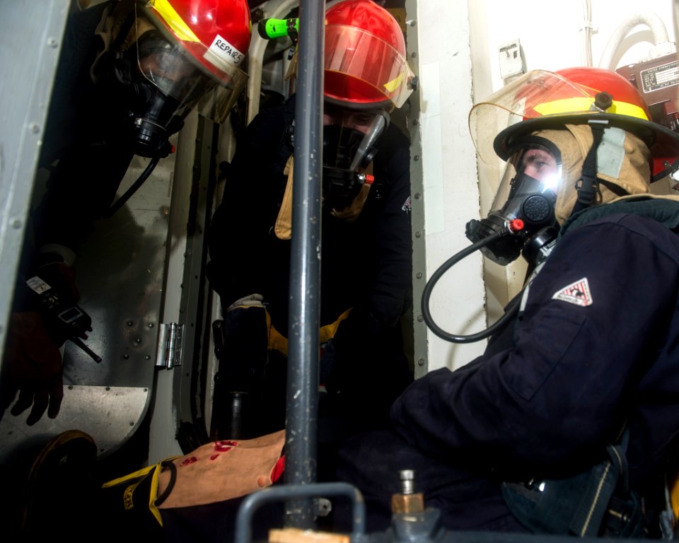 USS PHILIPPINE SEA (CG 58) 140329-N-PJ969-250 (13530999894)