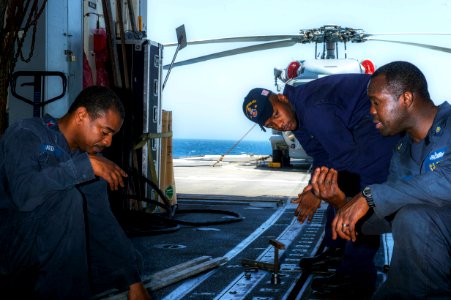USS PHILIPPINE SEA (CG 58) 140403-N-PJ969-061 (13659716155)