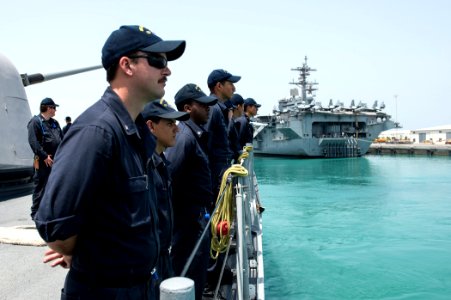 USS Philippine Sea (CG 58) 140427-N-PJ969-015 (14187146703)