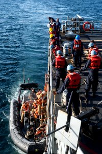 USS PHILIPPINE SEA (CG 58) 140410-N-PJ969-004 (13841103423)