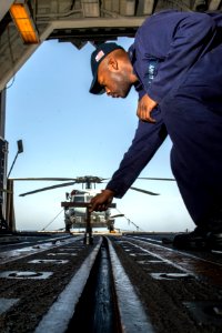 USS PHILIPPINE SEA (CG 58) 140403-N-PJ969-055 (13659720615)