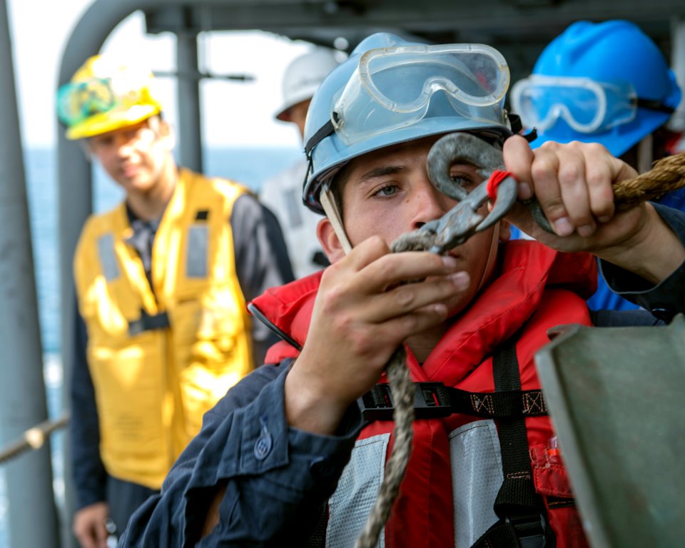 USS PHILIPPINE SEA (CG 58) 140507-N-PJ969-038 (14113797556)