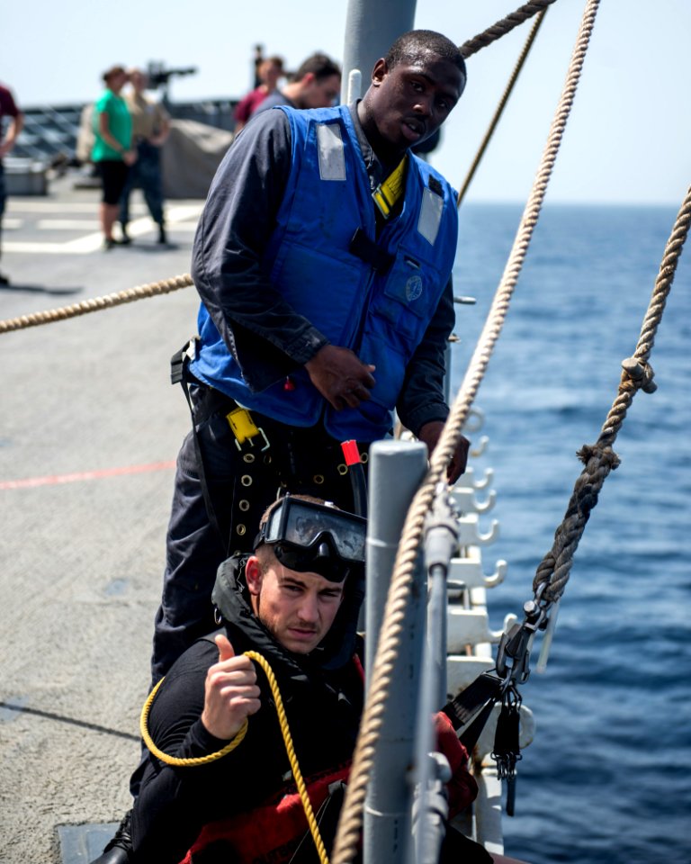 USS Philippine Sea (CG 58) 140608-N-PJ969-037 (14218637309)