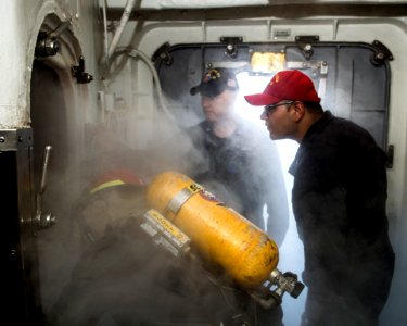 USS Philippine Sea (CG 58) 140719-N-PJ969-020 (14712764724)