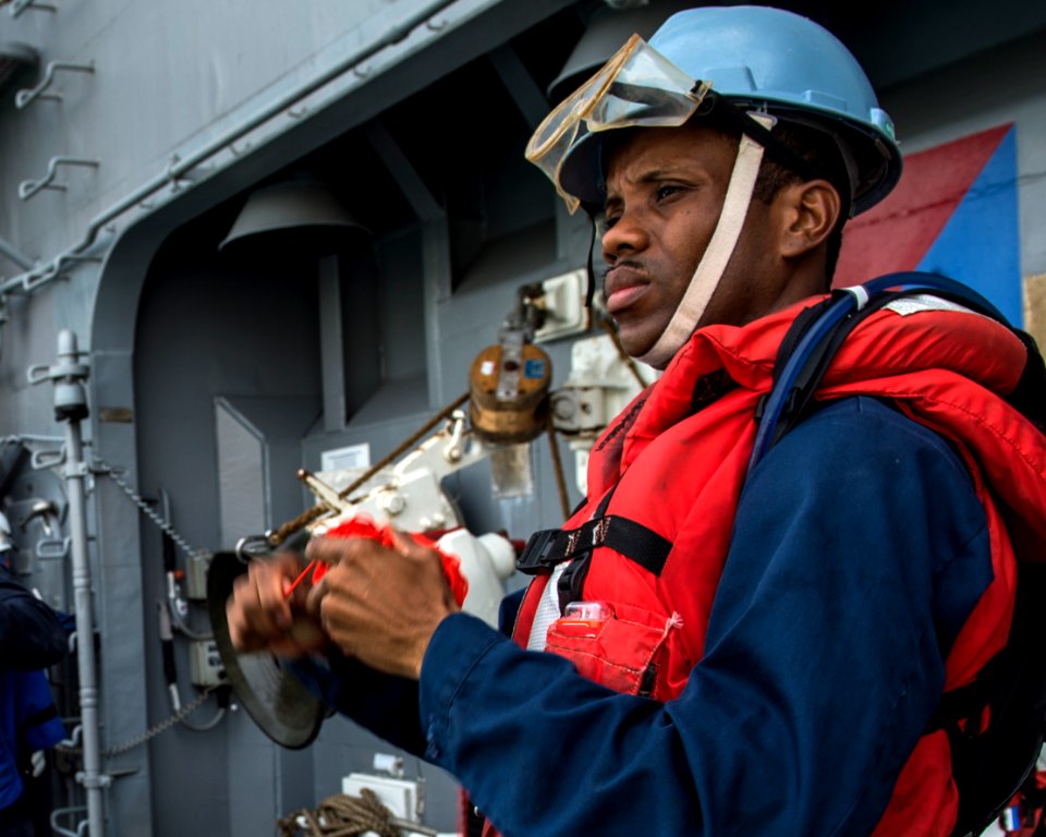 USS PHILIPPINE SEA (CG 58) 140430-N-PJ969-065 (14077093411)