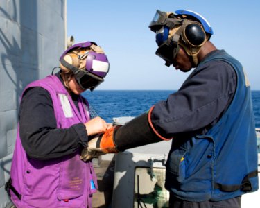 USS Philippine Sea (CG 58) 140603-N-PJ969-002 (14354561931)