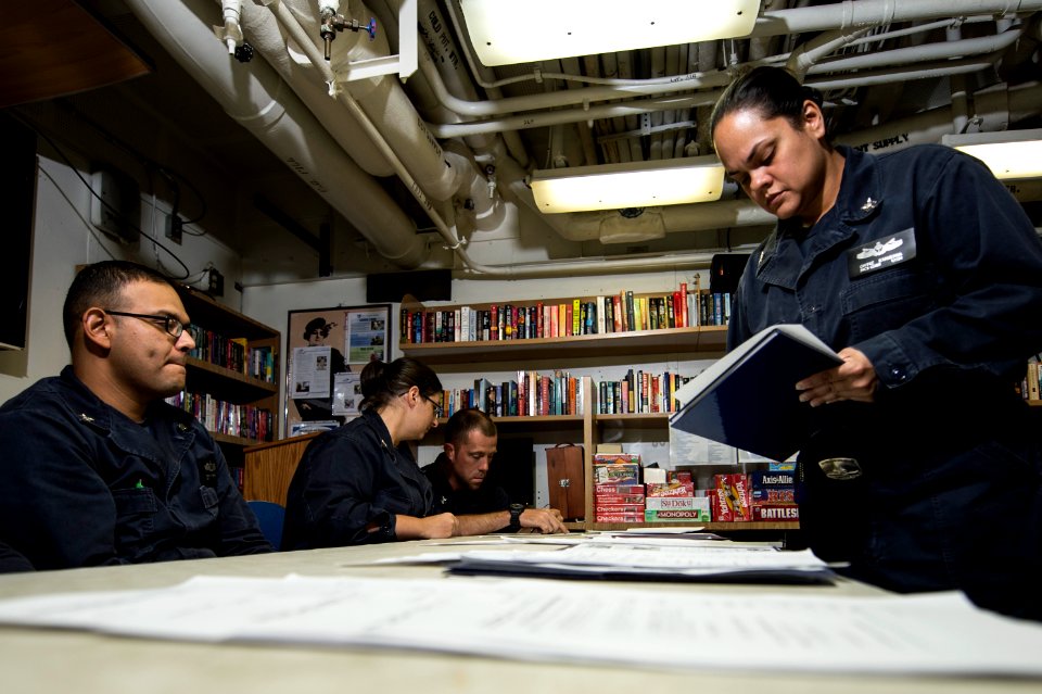 USS Philippine Sea (CG 58) 140704-N-PJ969-024 (14408000730)