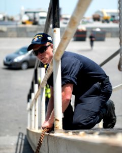 USS Philippine Sea (CG 58) 140427-N-PJ969-005 (14163531381)