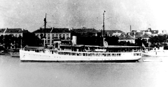USS Pigeon (AM-47) in a Chinese port, circa the later 1920s