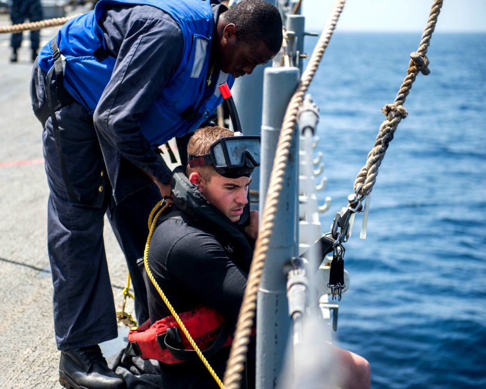 USS Philippine Sea (CG 58) 140608-N-PJ969-034 (14405287725)
