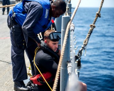USS Philippine Sea (CG 58) 140608-N-PJ969-034 (14405287725)