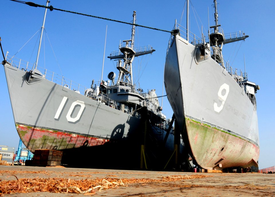 USS Pioneer and USS Warrior prepare for transport. (8552913068)
