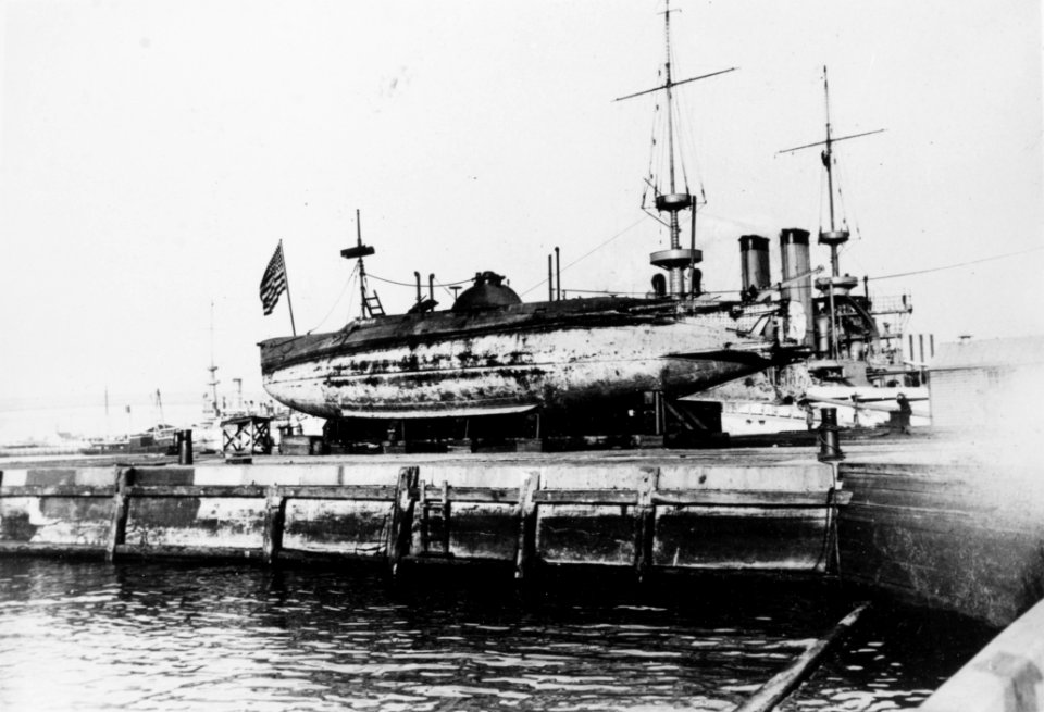 USS Plunger - NH 102428